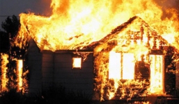 Vụ cháy khiến bé trai 2 tuổi tử vong: Cha đã trùm chăn nhúng nước bảo vệ nhưng cậu bé vẫn qua đời do quá yếu