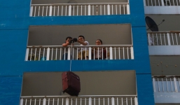 Cư dân Carina dùng ròng rọc chuyển đồ ra khỏi chung cư