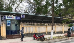 Bắt tại trận 2 người Trung Quốc lắp camera trộm mã pin ATM