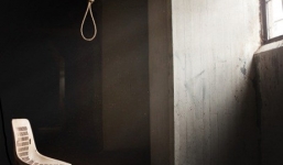 Chồng bàng hoàng phát hiện vợ treo cổ trong nhà