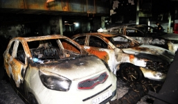 Hàng trăm xe chất thành đống sau vụ cháy chung cư Carina Plaza khiến 13 người chết