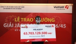 Nữ nhân viên văn phòng tay run run nhận giải thưởng hơn 63 tỷ đồng