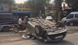 Ô tô mất lái “bay” khỏi mặt đường rồi lật ngửa như phim