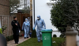 Vừa tìm thấy thi thể 3 bố con ở bờ biển, cảnh sát lại phát hiện người vợ chết ngay tại nhà với nhiều vết đâm