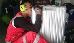 Bị phàn nàn nhiều về việc ném, quăng quật hành lý của khách, nhân viên hàng không chụp hình hôn từng chiếc vali một