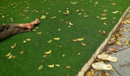 Bức ảnh người bán hàng rong ngủ trưa ở công viên trẻ em, không quên bỏ dép ngoài khiến dân mạng thích thú