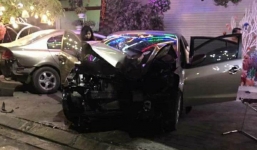 Xế hộp mất lái lao vào gốc cây ven đường khiến 6 người bị thương 