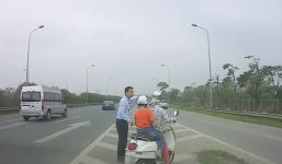 Hành động đẹp của tài xế khi giúp 2 mẹ con đi xe máy lạc vào cao tốc