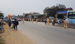 Xe khách đâm liên hoàn hai xe máy khiến 4 người thương vong