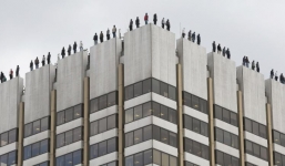 Hoảng hồn 84 người bịt mặt đứng trên nóc nhà như sắp tự tử và sự thật bất ngờ