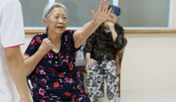 Cụ bà 86 tuổi nhất quyết đòi ly hôn chồng vì cả đời không một lần rửa bát