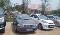 Hàng chục xe biển xanh chở cán bộ đi ăn cưới con chủ doanh nghiệp lớn