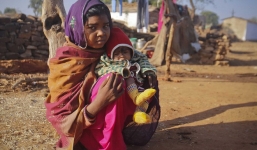 Câu chuyện đầy nghị lực của cô gái kết hôn năm 10 tuổi, 11 tuổi trở thành góa phụ khi vừa mới sinh con