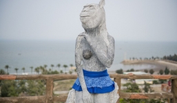 Tượng mặc váy phản cảm hơn tượng khỏa thân