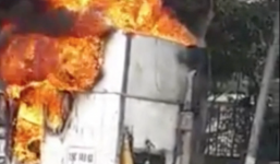 Xe container bất ngờ bốc cháy dữ dội, người tài xế may mắn thoát chết trong tích tắc