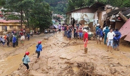 Thủ tướng: Chống bão lũ không để sống chết mặc bay, tiền thầy bỏ túi