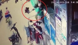 Cướp manh động dí dao dọa cô gái, giật điện thoại giữa ban ngày ở Sài Gòn