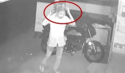 Tên trộm ngờ nghệch tự tin giấu mặt bằng túi nilon trong suốt rồi thản nhiên trộm cắp trước camera