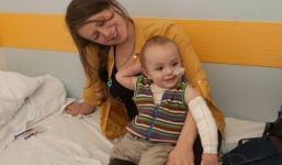 Cứ ngỡ con chỉ bị cảm lạnh, mẹ chết lặng khi bác sĩ yêu cầu cắt bỏ một chân của bé để bảo toàn mạng sống