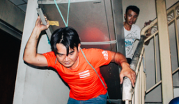 Khổ như cư dân chung cư Carina sau vụ cháy: Cõng tủ lạnh xuống mấy tầng lầu, dùng ròng rọc chuyển đồ suốt nhiều ngày liền