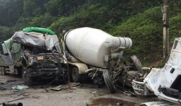 Xe bồn lao sang làn đường ngược chiều đâm xe container biến dạng