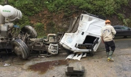 Xe bồn văng mất cabin sau cú va chạm cực mạnh với container 