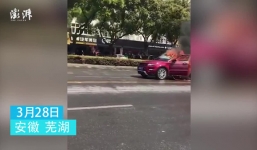 Trung Quốc: Ô tô bốc cháy dữ dội trên đường, 2 người chết cứng trong xe