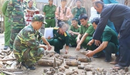 Phát hiện nhiều loại bom, mìn, Rocket trong vườn nhà