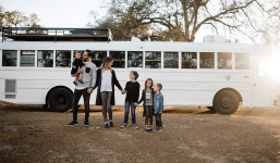 Cặp vợ chồng bỏ ra gần 1 tỷ đồng mua xe buýt cũ về tân trang, ai cũng choáng ngợp khi bước vào bên trong