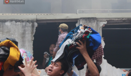 Clip và ảnh: Người dân xung quanh đập tường cứu hàng và tiểu thương giữa đám cháy ngùn ngụt ở chợ Hà Nội