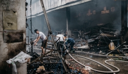 Nhiều tiểu thương khóc ngất sau vụ cháy chợ Quang: 'Cháy hết rồi, hết sạch sành sanh...'