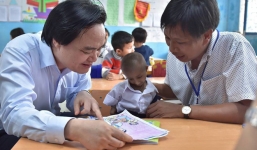 Bộ trưởng Nhạ thăm cậu học sinh nặng 4kg, tặng sách của thiên tài vật lý Stephen Hawking