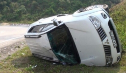 5 người may mắn thoát chết khi xe bị lật cách vực sâu 40m