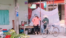 Hải Phòng: Người phụ nữ mắc màn bán thịt lợn ở giữa chợ gây chú ý