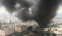 Hà Nội: Đang cháy rất lớn ở chợ Quang, vẫn còn người mắc kẹt liên tục kêu cứu