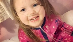 Mỗi đêm người mẹ này chỉ có thể ngồi nhìn con trong đau đớn khi con ngừng thở đến 90 lần