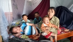 Gánh nặng người vợ một mình chăm chồng liệt giường cùng 3 đứa con thơ dại