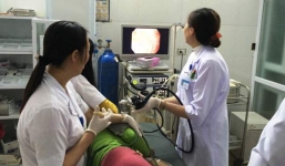 Một người phụ nữ nguy kịch vì lỡ nuốt hàm răng giả vào bụng khi uống nước