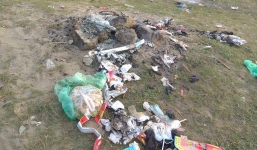 Thanh niên đi thăm mộ chó cưng ở bãi sông Hồng, phát hiện ra mộ biến thành bếp nướng thịt và xung quanh toàn là rác