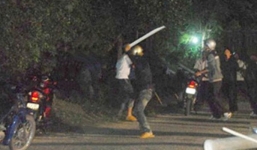 Ngồi uống trà sữa, 3 thiếu niên bất ngờ bị chém gục 