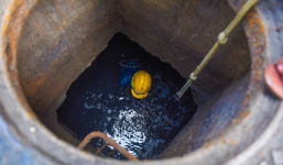 Đôi bàn chân, bàn tay không nguyên vẹn của những người làm nghề lặn ngụp trong ống cống ở Sài Gòn