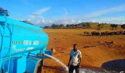 Thấy người đàn ông ngày ngày đổ nước xuống vùng đất cằn cỗi, ai cũng cười cợt cho đến khi biết nó ý nghĩa nhường nào