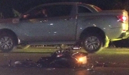 Xe máy đấu đầu ô tô khách, 2 thanh niên không đội mũ bảo hiểm tử vong