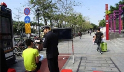 Trung Quốc: Người đi bộ sai luật sẽ phải lên mạng xã hội để công khai xin lỗi