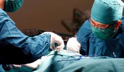 Hy hữu: Bé 7 tuổi bị xiên que đâm xuyên hậu môn