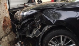 Lào Cai: Rửa xe cho khách, nhân viên tiện thể thử độ cứng của vỏ xe với gốc cây xem sao