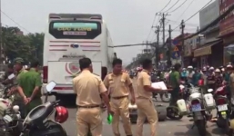 Quốc lộ 13 tê liệt vì xe khách cán chết người phụ nữ