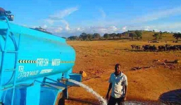 Thấy người đàn ông ngày ngày đổ nước xuống vùng đất cằn cỗi, ai cũng cười cợt cho đến khi biết nó ý nghĩa nhường nào