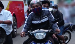  Đang quay phim đám tang thì bị cướp luôn camera