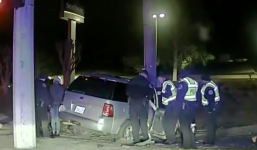 Bà mẹ trẻ lái xe chở 2 con đâm thẳng vào cột bê tông bên đường